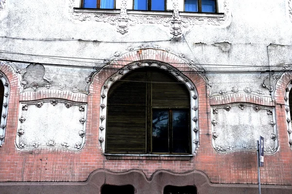 Detal architektoniczny - zdobione okna — Zdjęcie stockowe