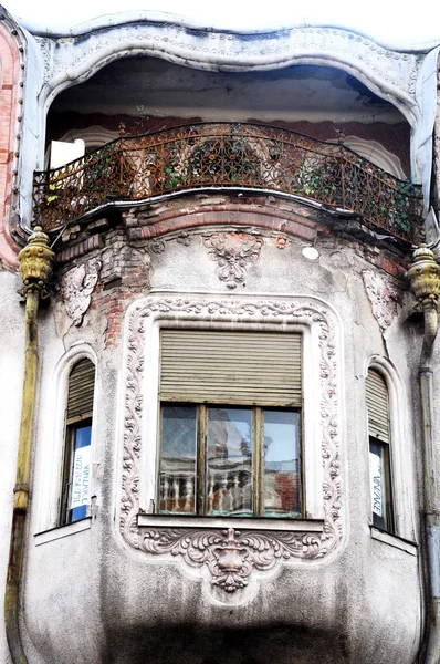 Архитектурные детали - украшенное окно — стоковое фото
