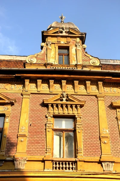 Detal architektoniczny - zdobione okna — Zdjęcie stockowe