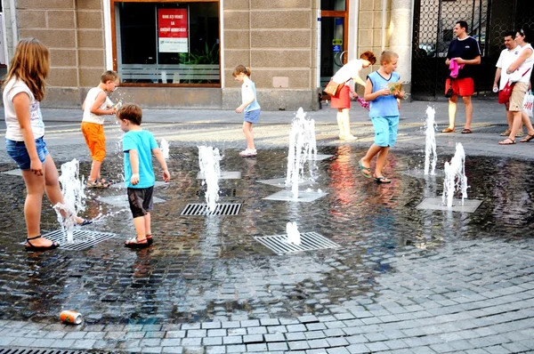 Kinder spielen mit Wasser — Stockfoto