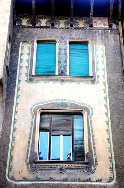 Architektonisches Detail - dekorierte Fenster — Stockfoto