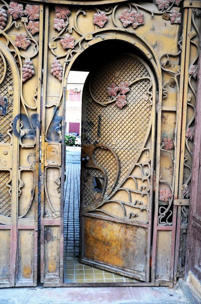 Decorado portão velho — Fotografia de Stock