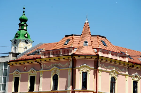 Eski bina ve kilise kule — Stok fotoğraf