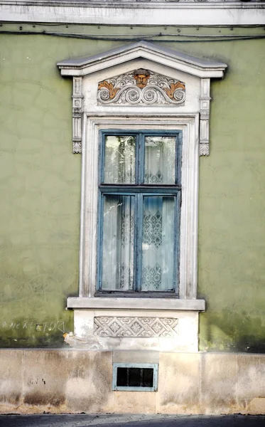 Architektonický detail - zdobené okno — Stock fotografie
