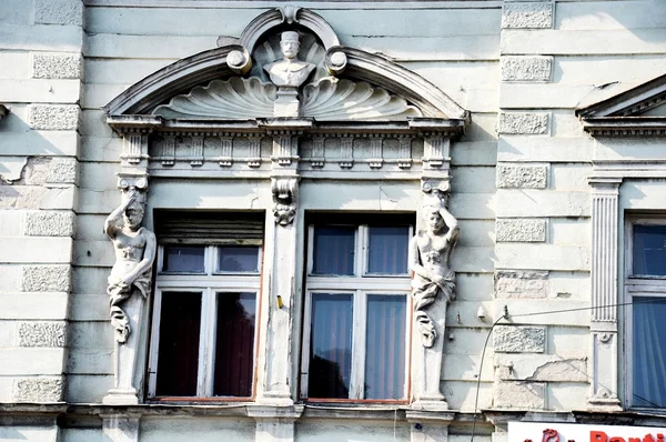 Detalle arquitectónico - ventanas decoradas — Foto de Stock