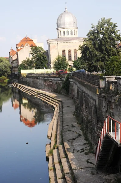 Synagogue Neologue et rivière Cris Oradea — Photo
