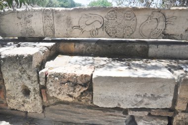 Antik agora - Atina Yunanistan - taş banka dekore edilmiştir.