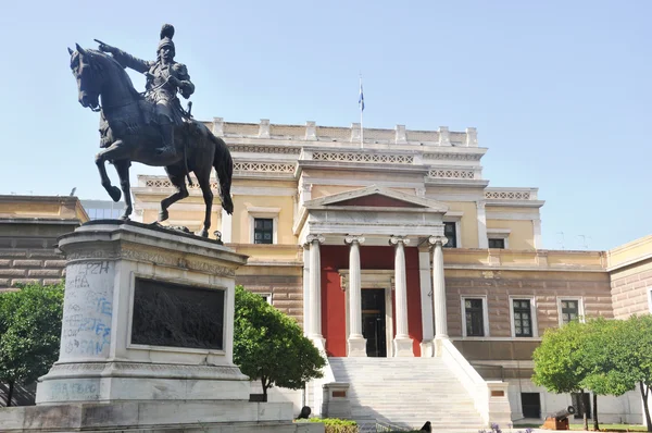 Staré budovy a socha Athény Řecko — Stock fotografie