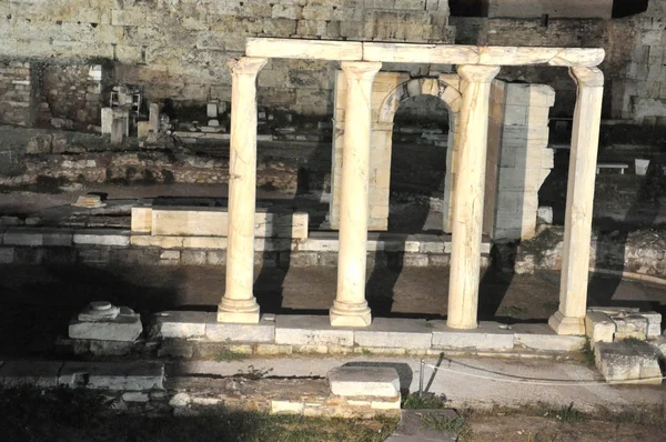 Die bibliothek hadrians bei nacht - athens griechenland — Stockfoto