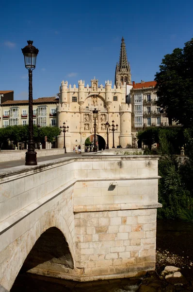 Brücke und Bogen von Santa Maria, Burgos. Spanien — Stockfoto