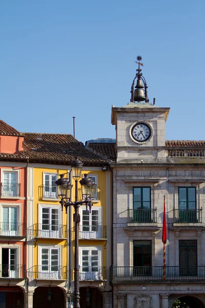 Rathaus-Uhr auf der Plaza Mayor (Bürgermeister-Platz) von Burgos, Spanien — Stockfoto