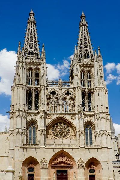 Hlavní fasáda gotické katedrály v Burgosu. Španělsko — Stock fotografie