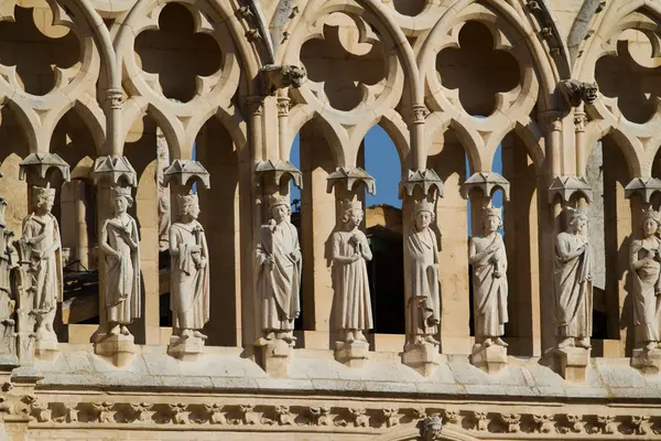 Podrobnosti o severní stěně katedrály ve městě burgos. Španělsko — Stock fotografie