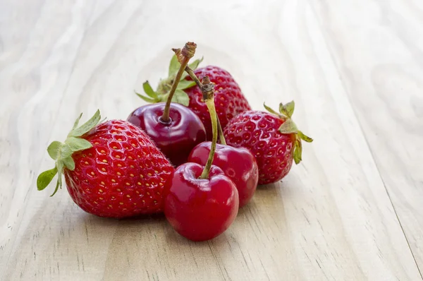 Třešně a jahody — Stock fotografie