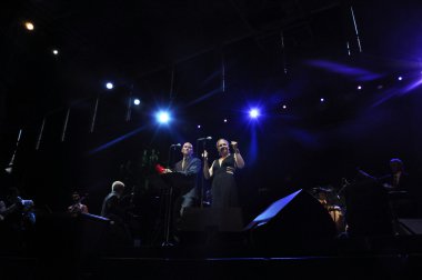 Pink martini band canlı sahne alanı üzerinde gerçekleştirir