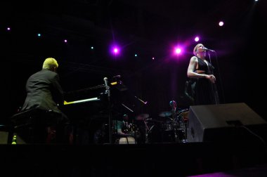 Pink martini band canlı sahne alanı üzerinde gerçekleştirir