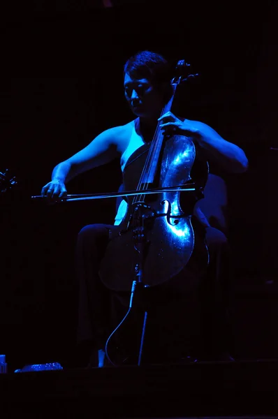 Cello player performs live on the stage — Stock Photo, Image