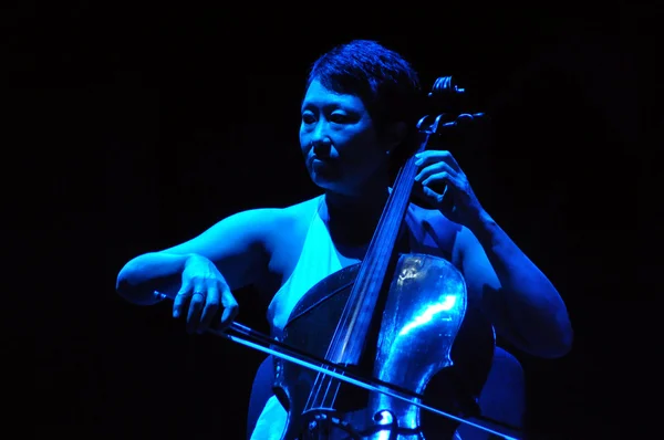 Wiolonczela gracz koncertuje na żywo na scenie — Zdjęcie stockowe