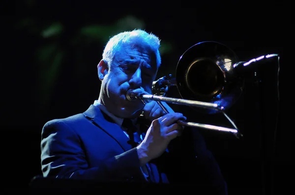 Trombonist della band Pink Martini si esibisce dal vivo sul palco — Foto Stock