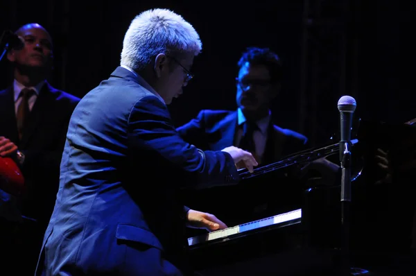 Pianista wykonuje żywo — Zdjęcie stockowe