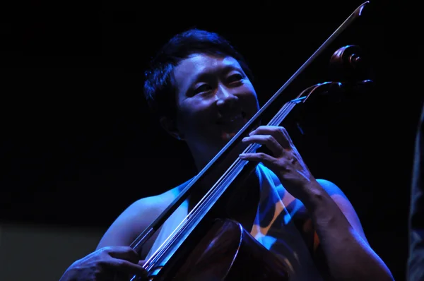 Wiolonczela gracz koncertuje na żywo na scenie — Zdjęcie stockowe