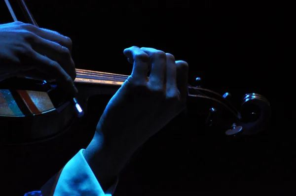 Скрипаль грає на своєму інструменті — стокове фото