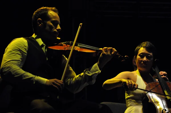 Violonista y violonchelo en el escenario —  Fotos de Stock