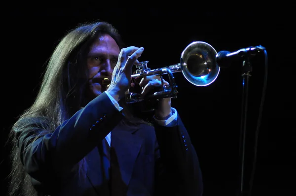Trumpetist de la banda Pink Martini actúa en directo en el escenario — Foto de Stock