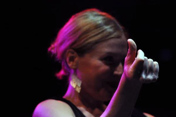 Mujer rubia cantando en el escenario —  Fotos de Stock