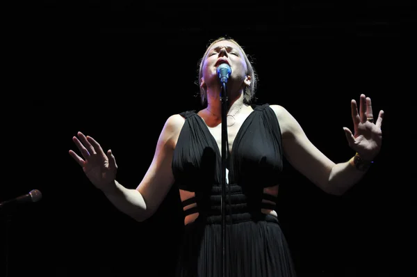 Donna bionda che canta sul palco — Foto Stock