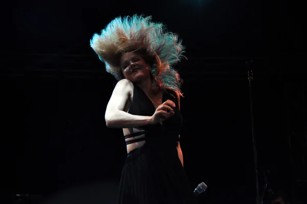 Vocalista mujer realiza en vivo en el escenario —  Fotos de Stock
