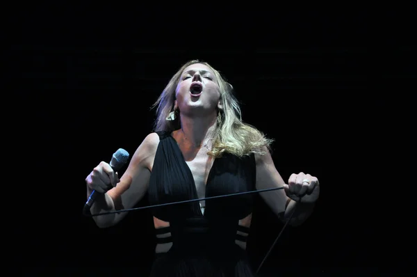 Blonde vrouw zingen op het podium — Stockfoto