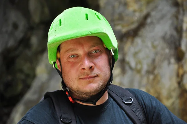 Retrato de alpinista com capacete — Fotografia de Stock