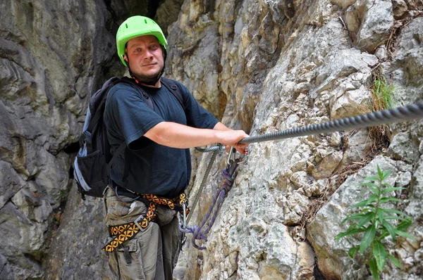 Junger Mann klettert auf Klettersteig — Stockfoto