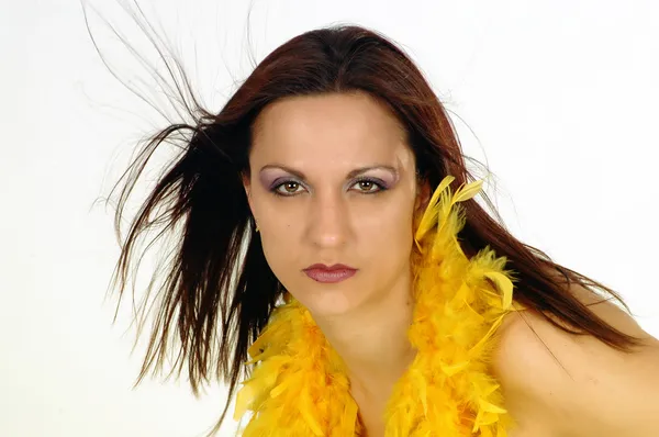 Голая женщина с шарфом из жёлтых перьев — стоковое фото
