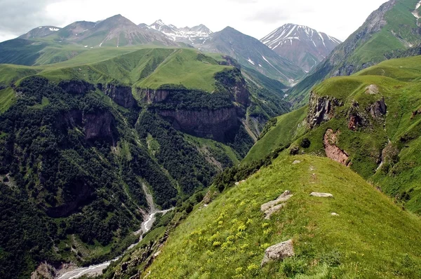 Ünlü Gürcü askeri karayolu, Kafkas Dağları, bahis kenarlığı — Stok fotoğraf