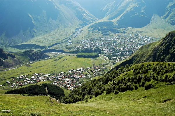Kazbegi city on the Georgian Military Highway, Caucasus mountain — Stock Photo, Image