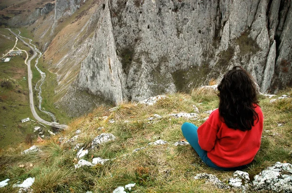 Beautiful limestone gorge and a woman admiring it — Stock Photo, Image
