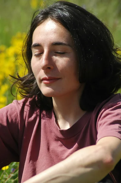 Um belo retrato de uma jovem no meio de um prado — Fotografia de Stock