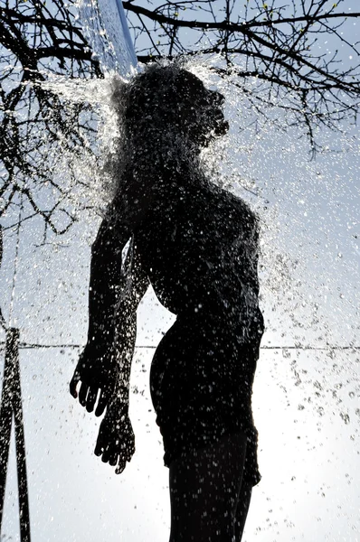 Sexy vrouw geniet de splash water in de buitenlucht — Stockfoto