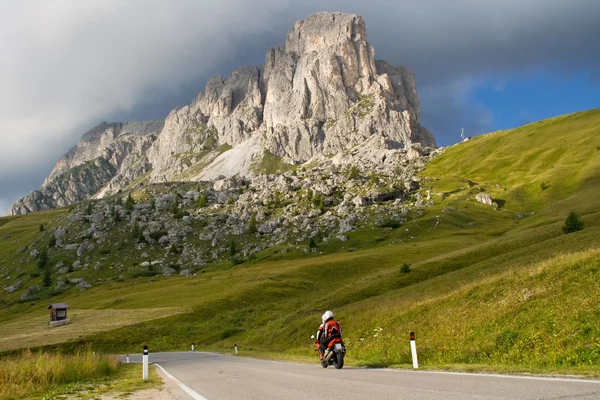Motorcyclists on mountain pass — Stock Photo, Image