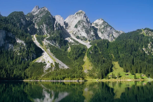 Bir Gölü çevreleyen dağların — Stok fotoğraf