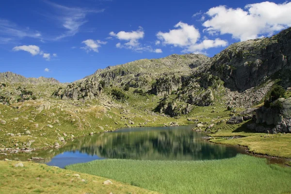 Спокойный пейзаж в Пиренеях — стоковое фото