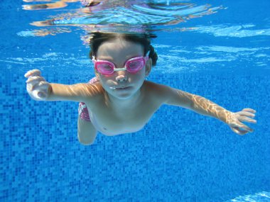 Yüzme havuzunda sualtı mutlu çocuk