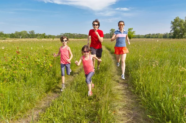 Desporto familiar, jogging ao ar livre — Fotografia de Stock