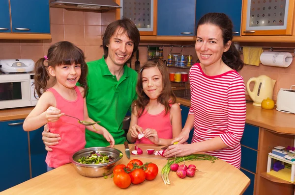 Сім'я готує вдома — стокове фото