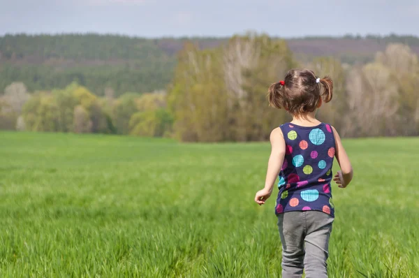 Actieve gelukkig kind plezier op groen veld — Stockfoto