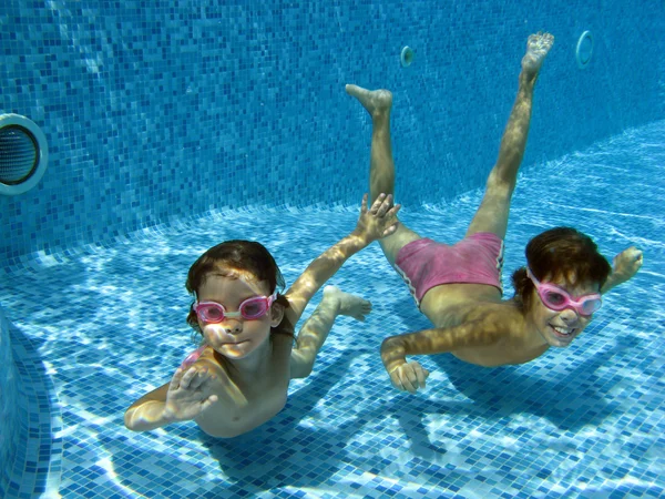 Mutlu yüzme havuzunda sualtı çocuk gülümseyen — Stok fotoğraf