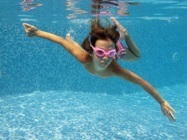 Happy smiling underwater child in swimming pool — Stock Photo, Image