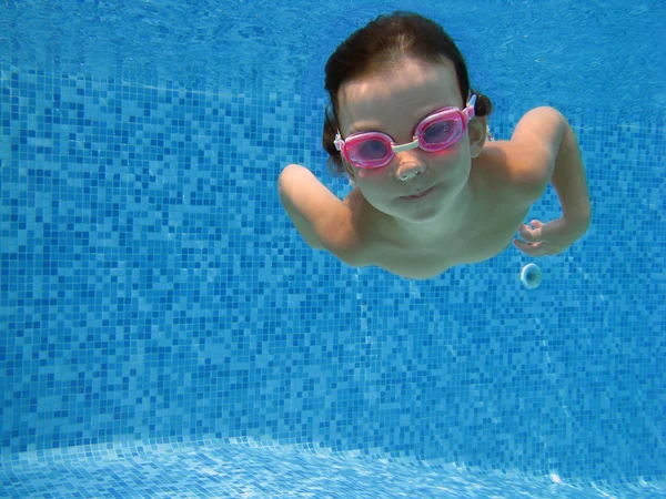 Criança subaquática feliz na piscina — Fotografia de Stock